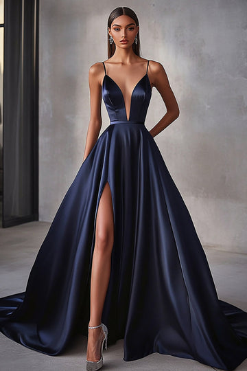 Robe longue de bal à bretelles spaghetti en satin bleu marine avec fente